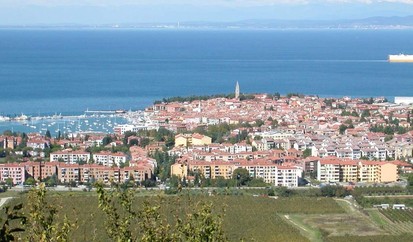 panorama Izole v ospredju blokovsko naselje LIVADE