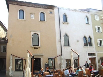 tipični romanski palači prenovljeni leta 2003; levo palača Lovisato desno palača Manzioli