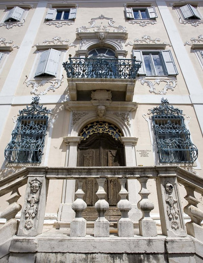  palača Besenghi Degli Ughi